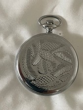 Montre gousset mécanique à décor d’une greygoose et de pommes de pin au verso