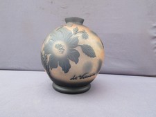 Ancien vase boule en pâte de verre décor floral dégagé a l'acide, DE VIANNE, XXé