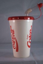 Coca-Cola - GOBELET PLASTIQUE + COUVERCLE ENJOY COKE 13.5 CM H ANGLAIS