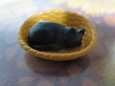 CHAT noir endormi et panier