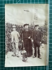 GG070 Photo circa 1890 TBE 16,5x12 cm Abbé soutane + 2 hommes et chien