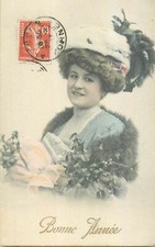 CP BONNE ANNEE PORTRAIT FEMME ELEGANTE CHAPEAU AVEC CADEAUX GUI FOURRURE