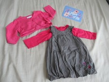 ensemble bébé fille: robe grise + haut à manches longues rose + gilet 6 mois