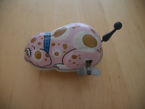 Chien rose mécanique.