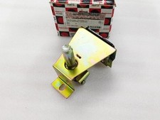 ENSEMBLE DE LOQUET DE CALANDRE