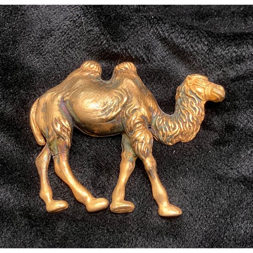 Camel brooch gold tone patina - gold,