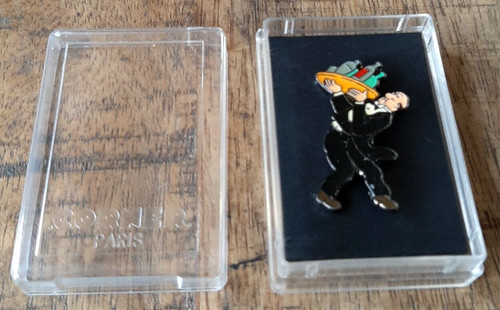 Hergé corner pins - &,