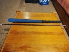 Une Batte De Baseball  recouverte de matière Synthétique Et Une Canne