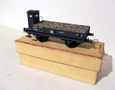 VB ho plat 2 essieux a guérite chargé de ballast en boite