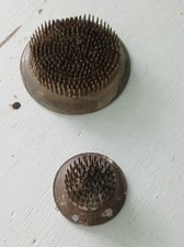 Lot de 2 anciens Kenzan Ikebana – grenouilles à piquer Ø 85 et 50 mm – art...