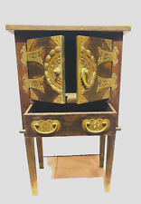 chevet en chêne ornementation de plaque en bronze  . XX siècle .