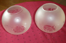 2 GLOBES EN VERRE DEPOLI ET GRAVE DECOR FLORAL POUR LAMPE A PETROLE