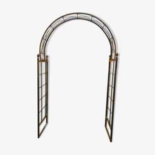 arche de jardin en fer forgé avec des  pommes de pin