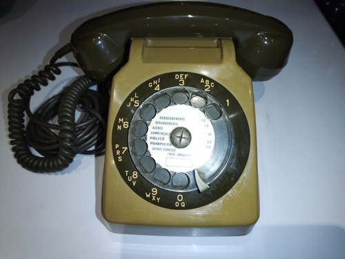 Téléphone marron cadran - à,