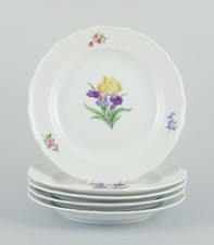 Meissen, ensemble de cinq assiettes en porcelaine avec divers motifs floraux.