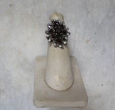 BAGUE ARGENT ORNEE DE  8 GRENATS NAVETTES + 1 ROND ET DE ZIRCONIUMS.  TdeD 53