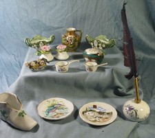 VIDE PLACARDS:14 anciens petits objets en porcelaine (vitrine/ maison de poupée)