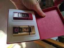 Un Coffret Avec Deux Petits