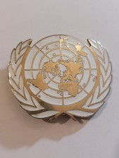 ONU NATIONS UNIES, Insigne de Béret, émail, bombé, dos lisse