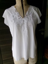 haut femme M, blanc brodé, sans manches