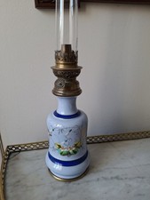 LAMPE A PETROLE EN OPALINE BLEUE, début 20e. H. 28 cm