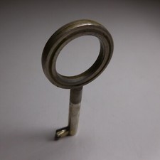 Clef serrure mobilier métal