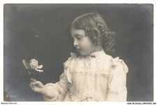 AVMP8-0693-ENFANT - PORTRAIT D'UNE PETITE FILLE AVEC UNE FLEUR