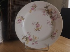 Limoges Bernardaud & cie. Plat rond en porcelaine floral. Diam 31,5 cm.Haut 5 cm
