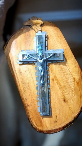 Croix religieuse vintage nacre