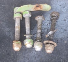 * 4 vis de garde boue arriere