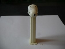 DISTRIBUTEUR BONBONS PEZ PIED FIN PEANUTS CHIEN YEUX FINS