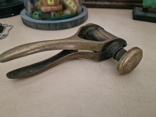 Outil ancien bouchonneuse - ,,
