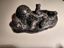 Statuette artisanale Inuit – Igloo & phoques – Pierre sculptée