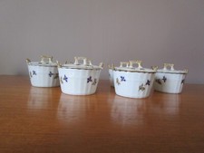 6 Pots à crème forme baquet/panier avec couvercles décor aux Barbeaux Limoges ?