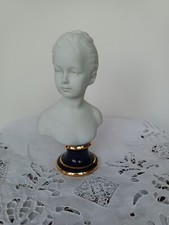 BUSTE DE JEUNE FILLE EN BISCUIT ET PORCELAINE DE LIMOGES XXème