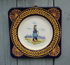 ancienne assiette HENRIOT QUIMPER , petit modèle carré , TBE .