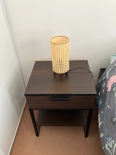 Table chevet marron avec - de,