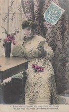 CP FEMME ELEGANTE LIT LETTRE - ROSES FLEURS - RIDEAU - 42428