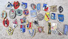 Lot de 30 insignes militaires