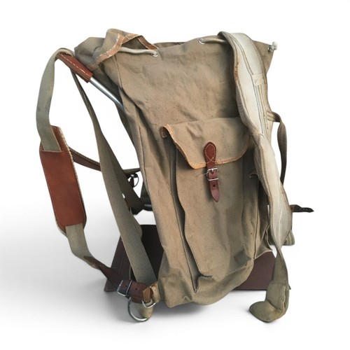 Ancien sac dos avec - à,