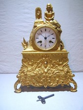 Très belle pendule de cheminée Charles X en bronze doré au feu