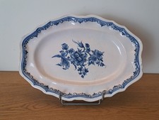 Moustiers , Plat ovale à bord