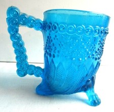 Ancien verre bleu de forme originale, verre à 3 pieds, Art Déco