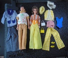 LOT ANCIENNES POUPEES TYPE BARBIE HONG KONG + VETEMENTS VINTAGE ANNEE 70