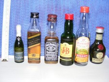 Lot de 6 bouteilles miniatures,whisky,champagne,rhum,bénédictine.......