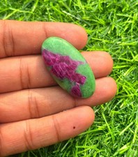 Cabochon zoisite rubis naturel