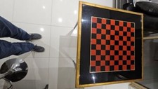 table de jeu 3 en 1 un  plateau qui s'enlève d'échecs et un tapis de jeu 