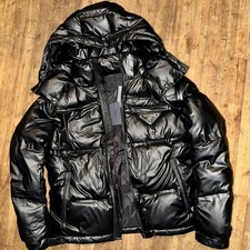 Prada – Doudoune homme Re-Nylon noire (modèle ACU1 2020 4960)