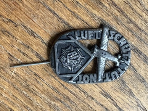 Badge flb luftschutz tut - badge,
