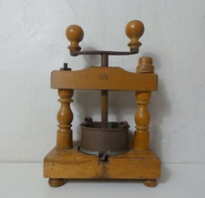 ancien pressoir à fruits en bois et métal signé JL